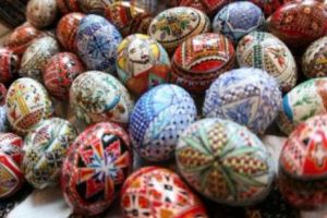 Obiceiuri stranii de Paşte în România: de la alergat prin sat la împuşcatul cocoşului negru