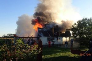 FOTOGALERIE. Casă de vacanţă distrusă într-un incendiu