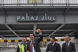 S-a facut receptia la Jiul. Soferii de tiruri vor fi anuntati acustic de interdictia din pasaj