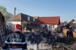 FOTO – Două şuri făcute scrum într-o gospodărie din Vurpăr în ziua de Paşte