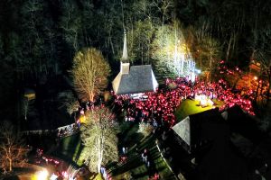 FOTO – Record de participanţi la slujba de Înviere din Muzeul în Aer Liber