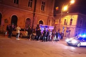 FOTO. Accident în centrul oraşului. Un BMW a scăpat de sub control