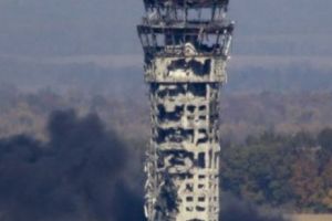 Un AEROPORT a fost BOMBARDAT CU RACHETE. AMERICANII, PRIMII pe lista SUSPECȚILOR