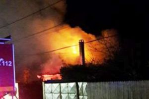 FOTO: Locuinţă cuprinsă de flăcări la Goleşti. O bătrână de 69 de ani a suferit un atac de panică