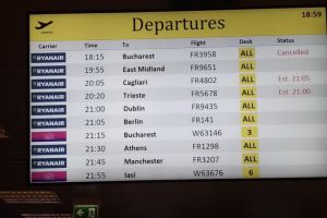 Vacanţă prelungită cu forţa: Zeci de români, blocaţi la Roma, după ce Ryanair a anulat o cursă