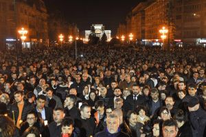 Hristos a Inviat! Timisorenii, la Catedrala, pentru a lua lumina