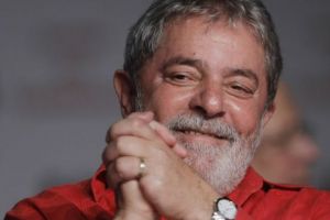 Brazilia FIERBE: Partizanii OPUN  REZISTENŢĂ în faţa sediului unde este ÎNCARCERAT liderul STÂNGII Lula da Silva