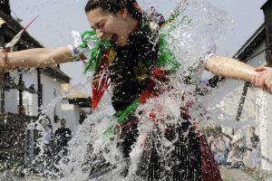 Tradiţii în a doua zi de Paşti: Udatul fetelor, un obicei unguresc preluat de ardeleni