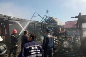Două anexe gospodăreşti din Lunca Ilvei, cuprinse de flăcări (FOTO-VIDEO)