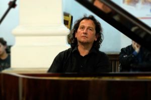 Miercuri, 11 aprilie, ”Pianul Călător” ajunge la Alba Iulia. Piese celebre de Mozart, Beethoven, Schumann şi George Enescu pe scena Casei de Cultură a Sindicatelor