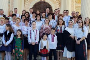 FOTO. Exemplul unei comune din Satu Mare! Îmbrăcaţi în straie de populare, în ziua de Paşte