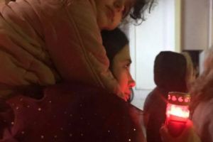 ELENA BĂSESCU  a mers la SLUJBA DE ÎNVIERE cu Anais şi Traian jr. FOTO