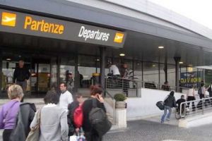 ROMÂNI BLOCAȚI pe un aeroport din ROMA
