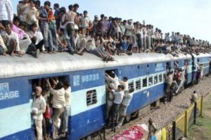 Au scăpat ca prin urechile acului! 22 de vagoane cu 1000 de pasageri s-au desprins de tren şi au mers în sens