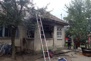 FOTO. Casă incendiată după explozia unei butelii. Imagini cum nu aţi mai văzut