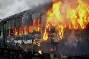 BREAKING NEWS! INCENDIU izbucnit într-un tren de CĂLĂTORI. Toată lumea a fost EVACUATĂ DE URGENȚĂ