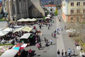 Filmare aeriană: Sute de albaiulieni au profitat de vremea frumoasă în a doua zi de Paşti: La plimbare, în Cetatea Alba Carolina