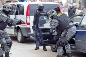 Focuri de armă la Bistriţa. S-a tras ca pe front. După ce agresorul a fost lăsat liber, poliţiştii îi acuză pe procurori
