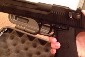 Femeie reţinută de Poliţie după ce a tras cu pistolul în faţa unui club!