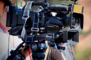 O prezentatoare TV, protagonista unui INCIDENT TOTAL NEAȘTEPTAT, în direct. Ce a găsit în PĂR? - FOTO