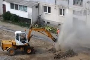 VIDEO. Fântână arteziană involuntară. ,,Dorel” a spart o conductă de apă