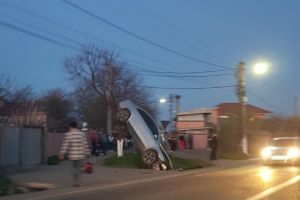 Accident spectaculos la Movileni: o maşină a „parcat” vertical!