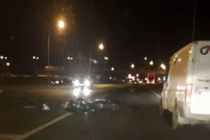 FOTO – Motociclist lovit de o maşină la ieşirea de pe autostradă spre Mediaş