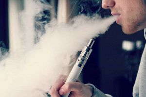 Fără ţigări electronice! Raed Arafat vrea restricţii mai severe pentru fumători