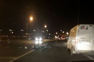 FOTO. Motociclist din judeţul Alba, rănit în Sibiu de un şofer care nu i-a acordat prioritate, la ieşirea de pe autostradă