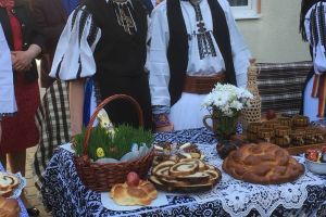 VIDEO. ”Statu` la vase”, obicei unic, în a doua zi de Paşti, care sărbătoreşte cuplurile proaspăt căsătorite, în comuna Șugag