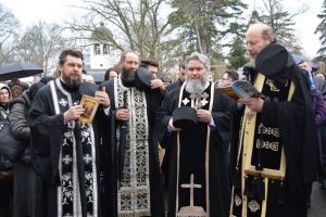 În faţa Crucii ne simţim „fii”