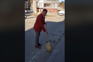 La udat şi la… măturat: Lăsaţi ruşinea! (VIDEO)