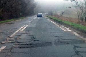 Cadou de Pasti pentru soferi: drum plin de gropi pe Cosava, intre judetele Timis si Hunedoara