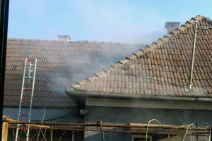 FOTO. Doi jandarmi au salvat de la moarte un bărbat. Au intrat într-o casă cuprinsă de flăcări