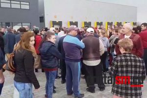 VIDEO. Grevă la GP Sofa! Zeci de oameni au scandat în curtea fabricii!