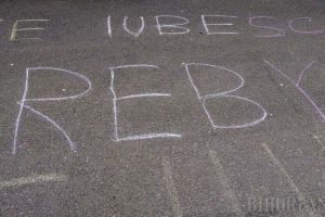 Iertare pe trotuar: Un orădean i-a transmis soţiei un mesaj siropos, în Calea Aradului