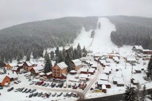 Portofel plin cu bani, în lei şi valută, găsit pe pârtia de la Arieşeni după topirea zăpezii