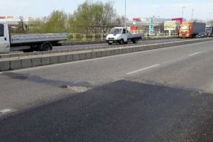 Podul peste râul Doamnei, cârpit în batjocură, în cel mai curat stil Dorel