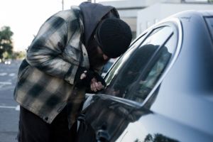 Percheziţii în Alba: Tânăr din Mureş, acuzat că a spart şapte maşini din Aiud, arestat pentru furt