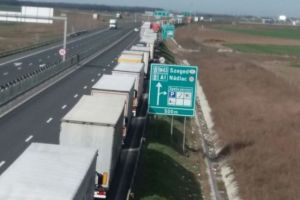 FOTO Coadă de cinci kilometri la ieşirea din ţară prin Nădlac