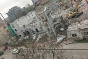 Demolare a la Cluj! Cad bucăţi din clădire pe carosabil. Haos în urmanismul clujean - FOTO