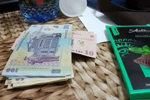 Oamenii sunt inca buni. Au gasit bani, telefoane si un cartus si le-au dus la politie