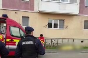 O adolescentă de 16 ani a murit după ce a căzut de la etajul patru! Poliţiştii fac cercetări - VIDEO