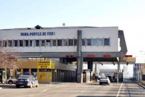 Cetatean albanez  prins in flagrant in timp ce incerca sa dea mita unui politist de frontiera