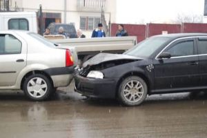 Accident rutier din cauza nerespectării distanţei dintre maşini. Șofer rănit