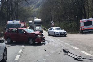 FOTO – Accident pe Valea Oltului. Două persoane rănite