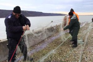 Dosar penal pentru un bărbat prins la pescuit ilegal pe râul Siret