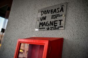 Ai magneţi din concedii? Donează-i Teatrului Radu Stanca