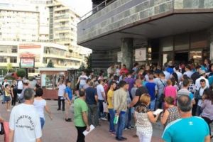 Situaţie absurdă la „permise”: unii aşteaptă o lună, alţii… un an