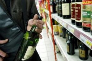Clujean prins de poliţişti după ce a furat băutură de peste 1.200 de lei dintr-un supermarket
